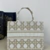 Tote’s classic diamond lattice  Size36*18*28cm